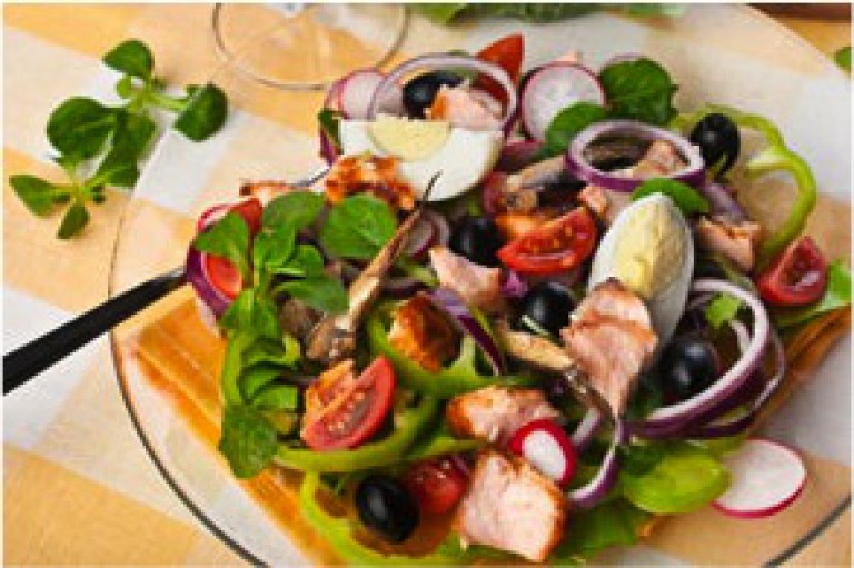 Feldsalat mit Thunfisch, Zwiebel und Ei | Vibono