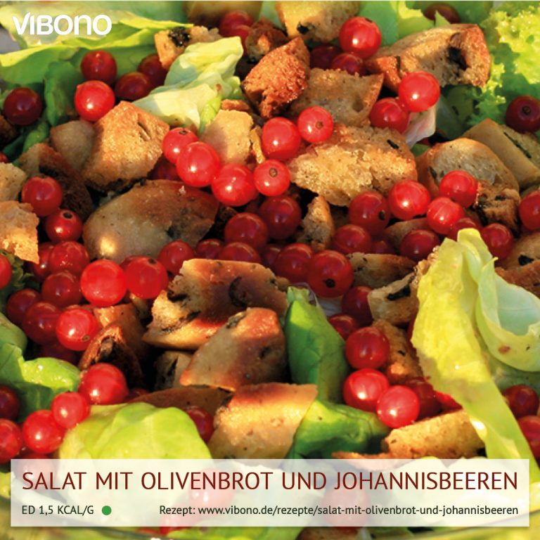 Salat mit gegrilltem Olivenbrot und Johannisbeeren